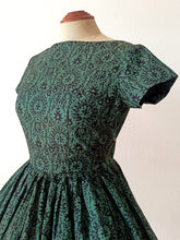Carica l&#39;immagine nel visualizzatore di Gallery, 1950s 1960s - Gorgeous Green Cotton Dress - W26 (66cm)
