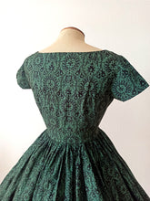 Carica l&#39;immagine nel visualizzatore di Gallery, 1950s 1960s - Gorgeous Green Cotton Dress - W26 (66cm)
