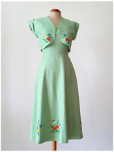 Cargar imagen en el visor de la galería, 1940s - Delightful Apple Green Embroidery Bolero Dress - W24.5 (62cm)
