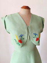 Cargar imagen en el visor de la galería, 1940s - Delightful Apple Green Embroidery Bolero Dress - W24.5 (62cm)
