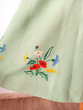 Cargar imagen en el visor de la galería, 1940s - Delightful Apple Green Embroidery Bolero Dress - W24.5 (62cm)

