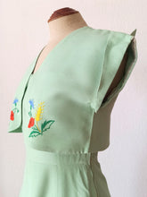 Cargar imagen en el visor de la galería, 1940s - Delightful Apple Green Embroidery Bolero Dress - W24.5 (62cm)
