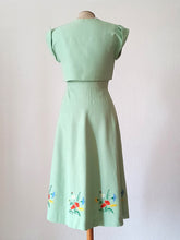 Cargar imagen en el visor de la galería, 1940s - Delightful Apple Green Embroidery Bolero Dress - W24.5 (62cm)

