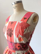 Cargar imagen en el visor de la galería, 1950s 1960s - Gorgeous Plants Floral Print Cotton Dress - W29 (74cm)

