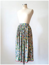 Laden Sie das Bild in den Galerie-Viewer, 1940s - Adorable Novelty Print Rayon Skirt - W33 (88cm)
