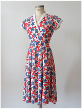 Load image into Gallery viewer, 1940s - Stunning Victory Colors Cotton Dress - W26 (66cm)
