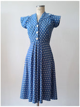 Laden Sie das Bild in den Galerie-Viewer, 1940s - Delightful Blue Dotted Cotton Dress - W28 (70cm)
