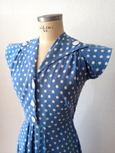 Laden Sie das Bild in den Galerie-Viewer, 1940s - Delightful Blue Dotted Cotton Dress - W28 (70cm)
