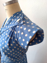 Laden Sie das Bild in den Galerie-Viewer, 1940s - Delightful Blue Dotted Cotton Dress - W28 (70cm)
