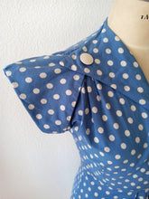 Laden Sie das Bild in den Galerie-Viewer, 1940s - Delightful Blue Dotted Cotton Dress - W28 (70cm)

