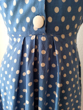 Laden Sie das Bild in den Galerie-Viewer, 1940s - Delightful Blue Dotted Cotton Dress - W28 (70cm)
