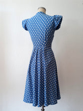 Laden Sie das Bild in den Galerie-Viewer, 1940s - Delightful Blue Dotted Cotton Dress - W28 (70cm)
