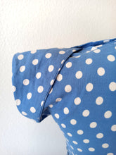 Laden Sie das Bild in den Galerie-Viewer, 1940s - Delightful Blue Dotted Cotton Dress - W28 (70cm)
