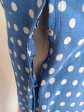 Laden Sie das Bild in den Galerie-Viewer, 1940s - Delightful Blue Dotted Cotton Dress - W28 (70cm)

