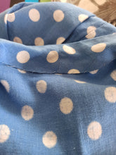 Laden Sie das Bild in den Galerie-Viewer, 1940s - Delightful Blue Dotted Cotton Dress - W28 (70cm)
