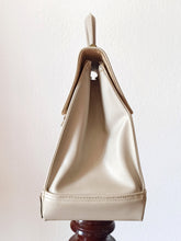 Laden Sie das Bild in den Galerie-Viewer, 1950s 1960s - Gorgeous Shape Handbag
