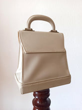 Laden Sie das Bild in den Galerie-Viewer, 1950s 1960s - Gorgeous Shape Handbag
