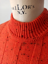Laden Sie das Bild in den Galerie-Viewer, 1960s - DEADSTOCK - VINTRÓ, Barcelona - Flecked Orange Knit Top - Sz 3
