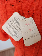 Laden Sie das Bild in den Galerie-Viewer, 1960s - DEADSTOCK - VINTRÓ, Barcelona - Flecked Orange Knit Top - Sz 3
