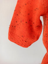 Laden Sie das Bild in den Galerie-Viewer, 1960s - DEADSTOCK - VINTRÓ, Barcelona - Flecked Orange Knit Top - Sz 3
