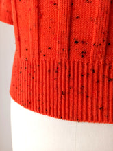 Laden Sie das Bild in den Galerie-Viewer, 1960s - DEADSTOCK - VINTRÓ, Barcelona - Flecked Orange Knit Top - Sz 3
