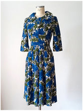 Load image into Gallery viewer, 1950s - Stunning Blue Floral Rayon Dress - W27 (68cm)
