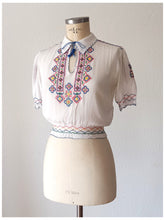 Load image into Gallery viewer, 1940s 1950s - Exquisite Hungarian Embroidery Blouse - W28.5 (72cm)
