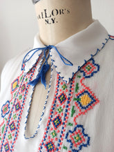 Load image into Gallery viewer, 1940s 1950s - Exquisite Hungarian Embroidery Blouse - W28.5 (72cm)

