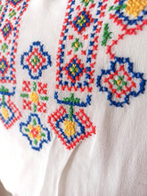 Load image into Gallery viewer, 1940s 1950s - Exquisite Hungarian Embroidery Blouse - W28.5 (72cm)
