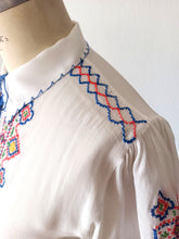 Load image into Gallery viewer, 1940s 1950s - Exquisite Hungarian Embroidery Blouse - W28.5 (72cm)
