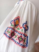 Load image into Gallery viewer, 1940s 1950s - Exquisite Hungarian Embroidery Blouse - W28.5 (72cm)
