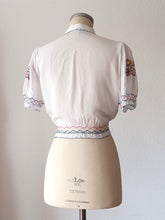 Load image into Gallery viewer, 1940s 1950s - Exquisite Hungarian Embroidery Blouse - W28.5 (72cm)
