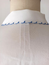 Load image into Gallery viewer, 1940s 1950s - Exquisite Hungarian Embroidery Blouse - W28.5 (72cm)
