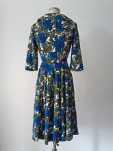 Load image into Gallery viewer, 1950s - Stunning Blue Floral Rayon Dress - W27 (68cm)
