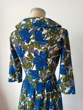 Load image into Gallery viewer, 1950s - Stunning Blue Floral Rayon Dress - W27 (68cm)
