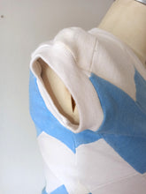 Load image into Gallery viewer, 1940s 1950s - DEADSTOCK - Gorgeous Blue White Cotton Top - Sz 2
