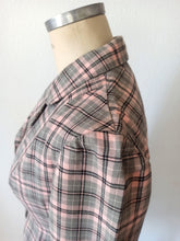 Cargar imagen en el visor de la galería, 1940s - Gorgeous Pink &amp; Black 2pc Viyella Wool Ensemble - W26/29 (66/74cm)
