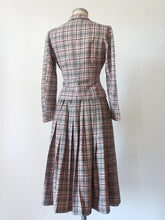 Cargar imagen en el visor de la galería, 1940s - Gorgeous Pink &amp; Black 2pc Viyella Wool Ensemble - W26/29 (66/74cm)
