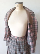 Cargar imagen en el visor de la galería, 1940s - Gorgeous Pink &amp; Black 2pc Viyella Wool Ensemble - W26/29 (66/74cm)

