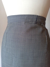 Charger l&#39;image dans la galerie, 1950s - Elegant Italian 2pc Soft Wool Suit - W31 (78cm)
