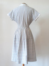 Carica l&#39;immagine nel visualizzatore di Gallery, 1940s 1950s - Adorable Striped Cotton Dress - W26 (66cm)
