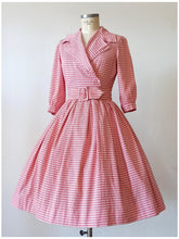 Charger l&#39;image dans la galerie, 1950s - Adorable Italian Pink Floral Textured Cotton Dress - W26 (66cm)
