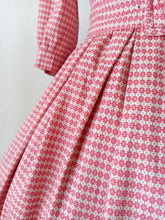 Charger l&#39;image dans la galerie, 1950s - Adorable Italian Pink Floral Textured Cotton Dress - W26 (66cm)
