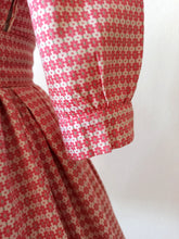 Charger l&#39;image dans la galerie, 1950s - Adorable Italian Pink Floral Textured Cotton Dress - W26 (66cm)
