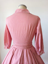 Charger l&#39;image dans la galerie, 1950s - Adorable Italian Pink Floral Textured Cotton Dress - W26 (66cm)
