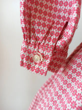 Charger l&#39;image dans la galerie, 1950s - Adorable Italian Pink Floral Textured Cotton Dress - W26 (66cm)
