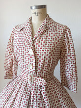 Charger l&#39;image dans la galerie, 1950s - Gorgeous Italian Cotton Belted Dress - W26 (66cm)

