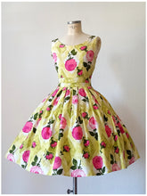 Charger l&#39;image dans la galerie, 1950s 1960s - Stunning Roseprint Cotton Dress - W27 (68cm)
