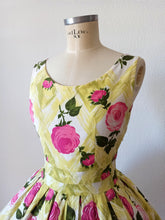 Charger l&#39;image dans la galerie, 1950s 1960s - Stunning Roseprint Cotton Dress - W27 (68cm)
