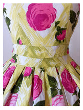 Charger l&#39;image dans la galerie, 1950s 1960s - Stunning Roseprint Cotton Dress - W27 (68cm)
